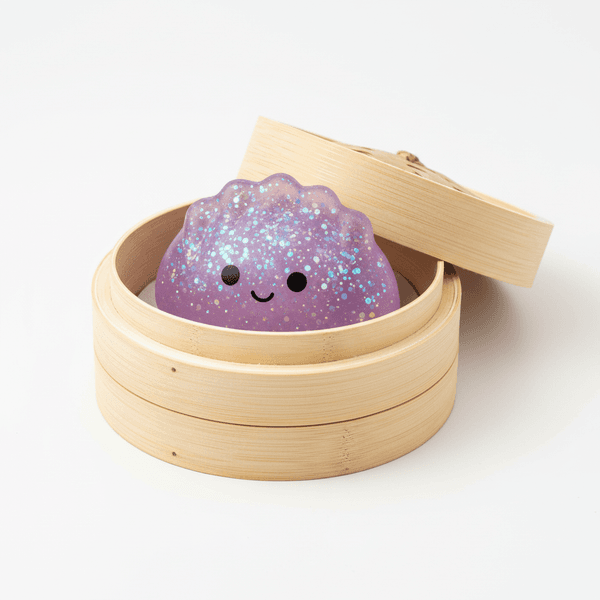 Paarse glitter dumpling squishy in bamboebakje