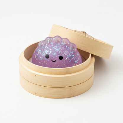 Paarse glitter dumpling squishy in bamboebakje